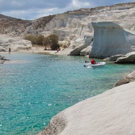 Λευκά βράχια, απίθανοι σχηματισμοί της φύσης και τυρκουάζ νερά, στη Μήλο