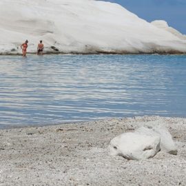 Και ποιος δεν θα ήθελε να κάνει μπάνιο εκεί; Μία ακόμη θεαματική παραλία της Μήλου