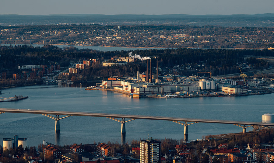 Στην πόλη Sundsvall, στην καρδιά της βιομηχανίας χαρτιού της Σουηδίας, η Re:newcell έχει καταλάβει τον χώρο μιας παλιάς χαρτοποιίας, η οποία έκλεισε λόγω της πτώσης της ζήτησης