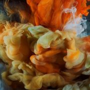 Η έκθεση Perfume: A Sensory Journey Through Contemporary Scent μέσω οπτικών και ακουστικών μέσων μεταφέρει τον επισκέπτη στον κόσμο του αρώματος