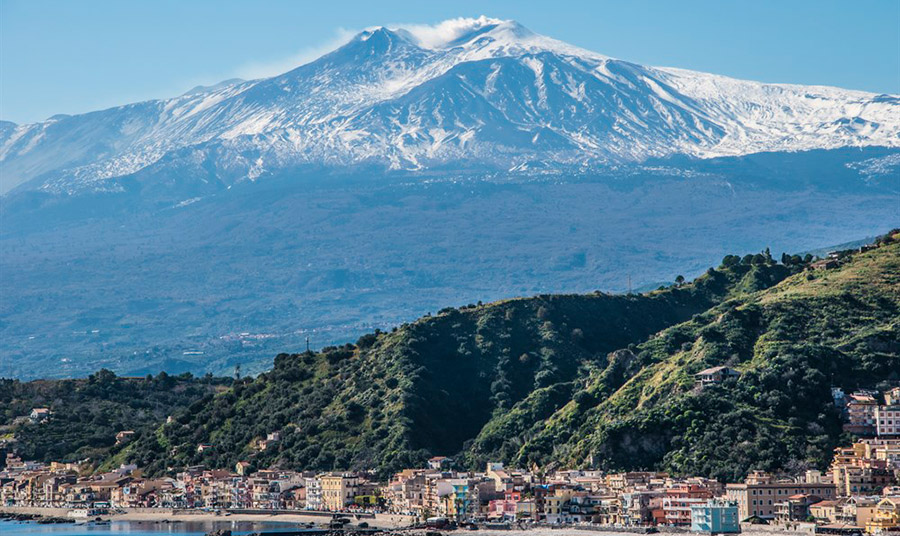 Υπό τη σκέπη του μεγαλύτερου ενεργού ηφαιστείου της Ευρώπης, την Αίτνα