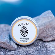 Η Grandmas beeswax Balm, παραδοσιακή κηραλοιφή Βάλσαμο Euthalia Natural Cosmetic Values είναι κατάλληλη και για την ανακούφιση από τσιμπήματα εντόμων ενώ επουλώνει εκδορές