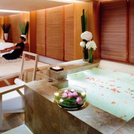 Το Oriental Spa προσφέρει μοναδικές θεραπείες που συνδυάζουν την ποδοϊατρική με την περιποίηση των νυχιών και το μασάζ