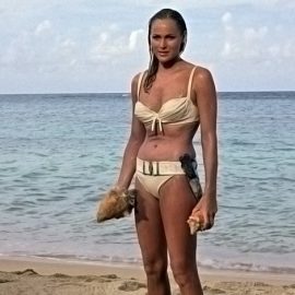 H Ursula Andress στην περίφημη σκηνή με το μπικίνι από την ταινία «Δρ. Νο» (1962)