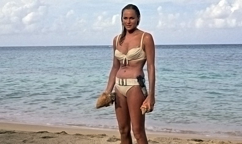 H Ursula Andress στην περίφημη σκηνή με το μπικίνι από την ταινία «Δρ. Νο» (1962)