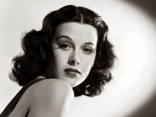 Η διάσημη ηθοποιός Hedy Lamarr, κατάσκοπος κατά τον Ναζί, βοήθησε στην εφεύρεση ενός συστήματος επικοινωνιών, που αργότερα υπήρξε η βάση για τη δημιουργία του Wi-Fi