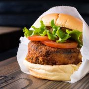 Το vegetarian 'Shroom Burger από το Shake Shack / Φωτό: Evan Sung