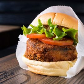 Το vegetarian 'Shroom Burger από το Shake Shack / Φωτό: Evan Sung