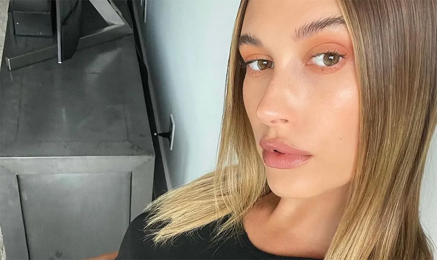 Hailey Bieber: Το μακιγιάζ χωρίς μάσκαρα είναι η απάντηση για να δείχνουμε… σαν μαθήτριες;