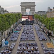 Παρίσι: Η Champs Elysées μετατρέπεται στο ωραιότερο θερινό σινεμά!