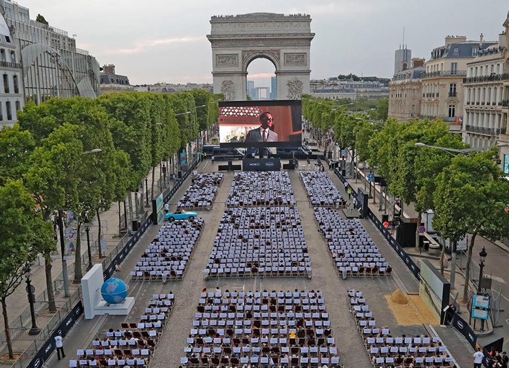 Παρίσι: Η Champs Elysées μετατρέπεται στο ωραιότερο θερινό σινεμά!