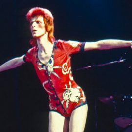 Ο David Bowie ως Ziggy Stardust επί σκηνής