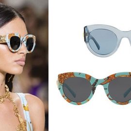 Σε διάφανο γαλάζιο, Versace Clear Blue Sunglasses // Σε γαλάζιο σκελετό στολισμένο με πορτοκαλί κοράλλια και αστερίες, Versace Tresor de la Mer Print