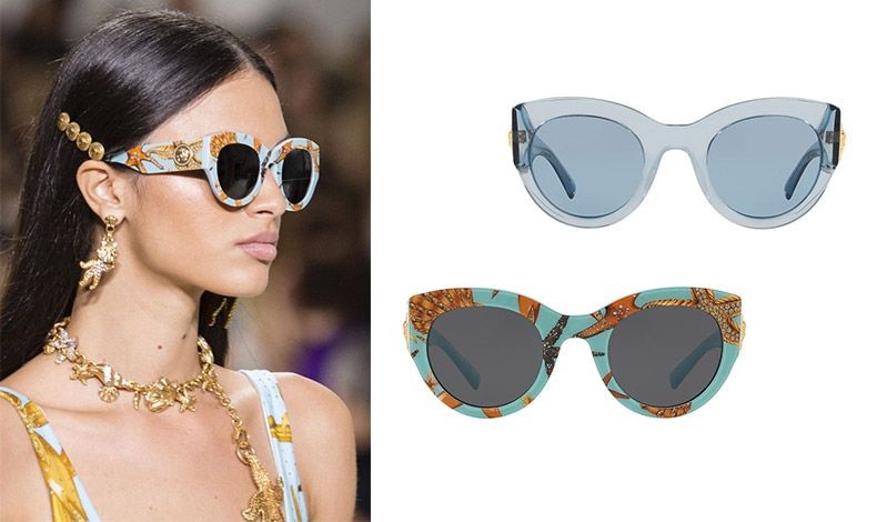 Σε διάφανο γαλάζιο, Versace Clear Blue Sunglasses // Σε γαλάζιο σκελετό στολισμένο με πορτοκαλί κοράλλια και αστερίες, Versace Tresor de la Mer Print