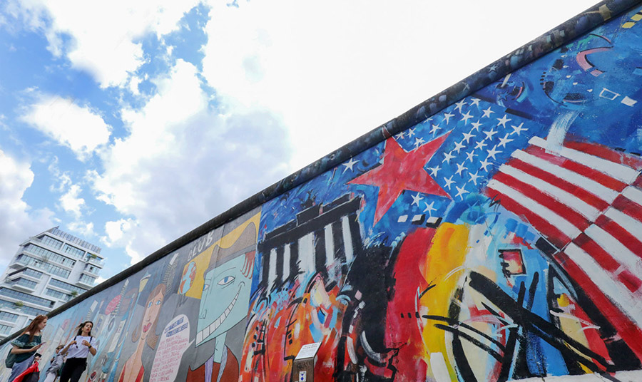 Η περίφημη East Side Gallery, δηλαδή το κομμάτι του Τείχους επί της Mühlenstrasse, που καλλιτέχνες της περιοχής χρησιμοποίησαν ως καμβά κάποιες ημέρες μετά την ενοποίηση των δύο τομέων της πόλης