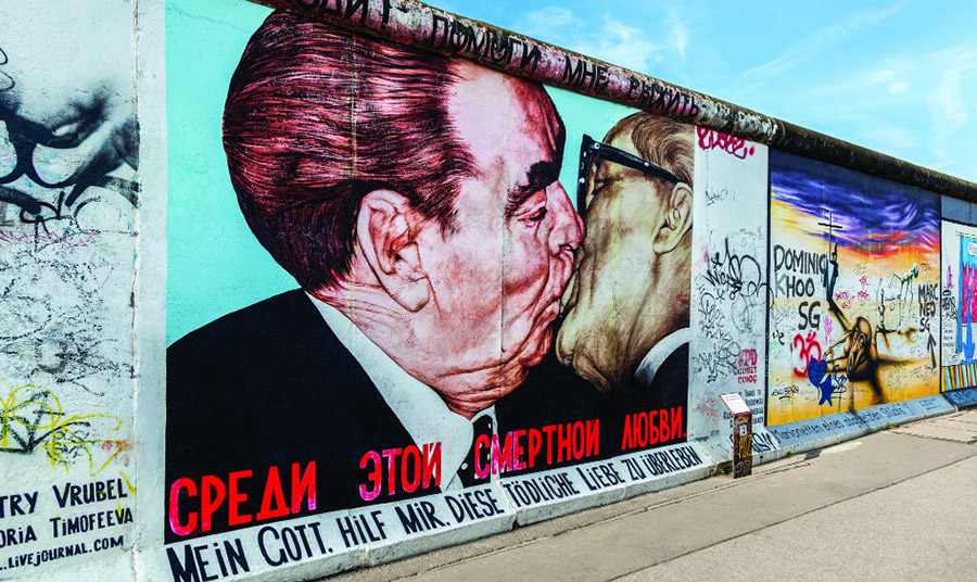 Από τα πιο γνωστά έργα της East Side Gallery αυτό του Dmitri Vrubel που απεικονίζει το διάσημο φιλί του πρώην Γ.Γ. της ΕΣΣΔ Λέονιντ Μπρέζνιεφ και του προέδρου της Ανατολικής Γερμανίας Έρικ Χόνεκερ το 1979