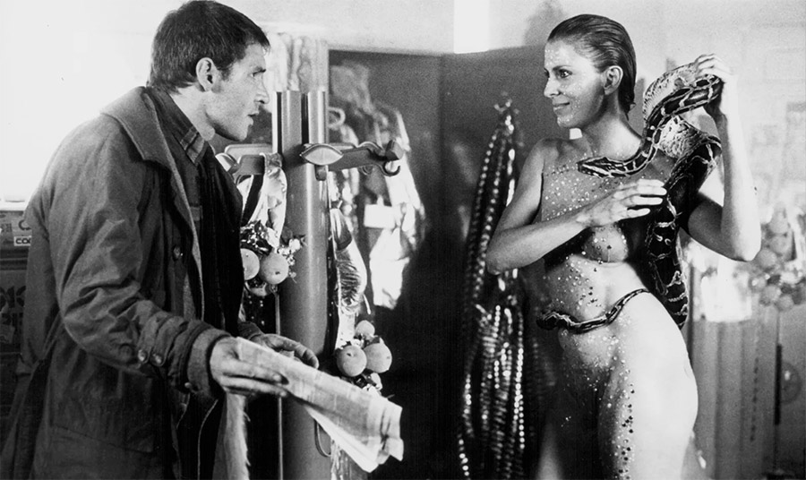 Harrison Ford (Rick Deckard) και Joanna Cassidy (Zhora) στην ταινία Blade Runner