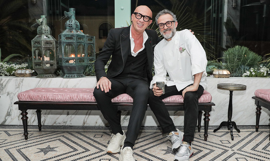 Ο CEO του οίκου Gucci, Marco Bizzarri και ο βραβευμένος σεφ Massimo Bottura, η μακροχρόνια φιλία τους τους οδήγησε σε μία πρόσφορη συνεργασία  ενώνοντας τις δύο μεγάλες κοινές αγάπες τους: τη μόδα και το φαγητό