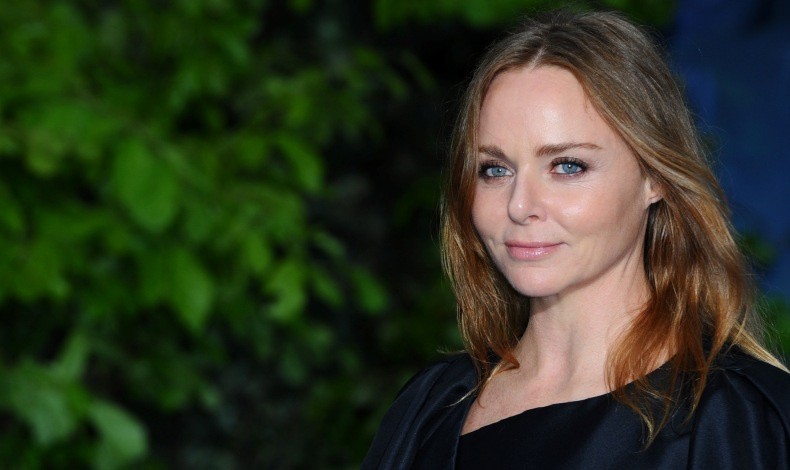 Η Stella McCartney θεωρεί ότι είναι πολύ ενδιαφέρον να είσαι γυναίκα αυτή την εποχή και τονίζει το αίσθημα της συλλογικότητας