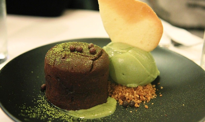 Εξαιρετικό το Chocolate Green Tea Lava Cake με πράσινο τσάι και σοκολάτα του Spot Dessert Bar