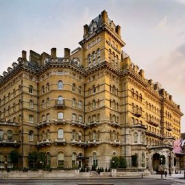 Καλώς ήρθατε στο Langham London, ένα από τα πιο πολυτελή ξενοδοχεία του Λονδίνου! Θα συναντήσετε τις υπερφυσικές δυνάμεις;