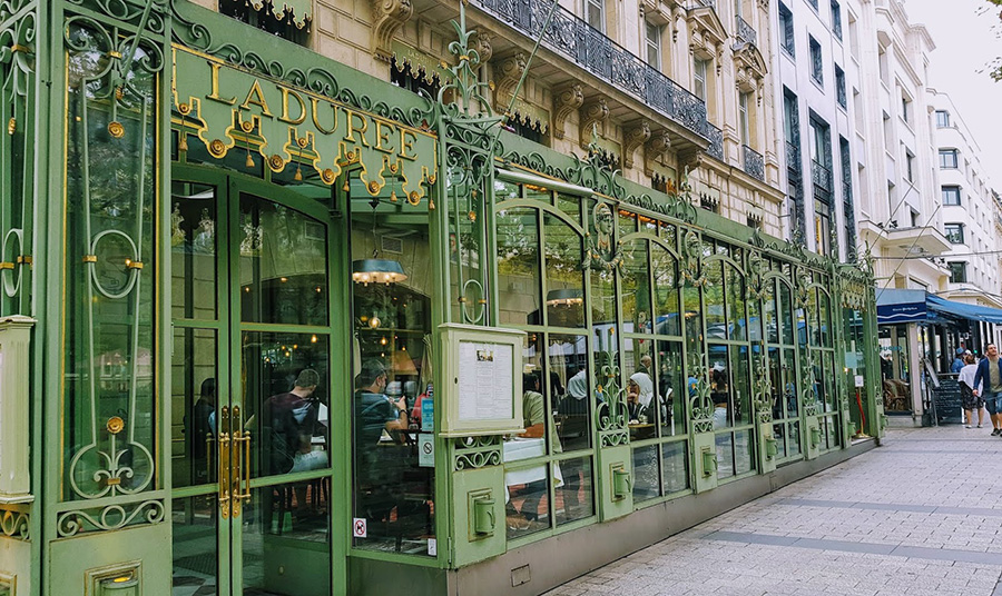 Το υπέροχο ζαχαροπλαστείο Ladurée στη Champs Elyseés στο Παρίσι 