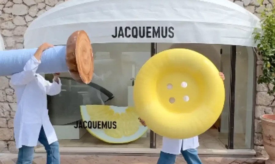 Η βιτρίνα του καταστήματος στο Κάπρι κοσμείται από μια τεράστια φέτα λεμονιού, μπροστά από την οποία περνούν τα χαρακτηριστικά υπερμεγέθη αντικείμενα που χρησιμοποιεί ο Jacquemus στις διαφημιστικές καμπάνιες του