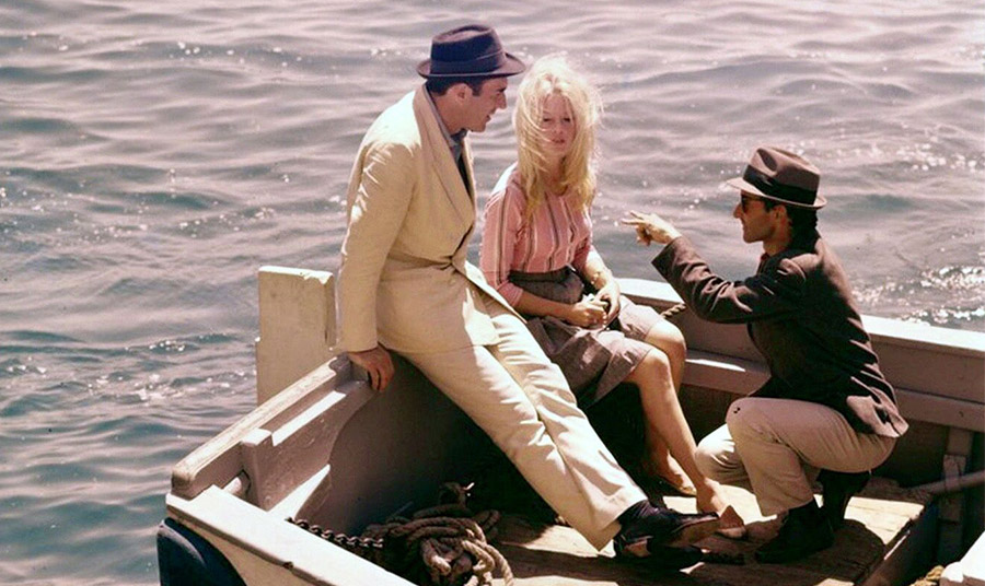 Ο Jean-Luc Godard σκηνοθετεί στα νερά του Κάπρι την Μπριζίτ Μπαρντό και τον Μισέλ Πικολί 