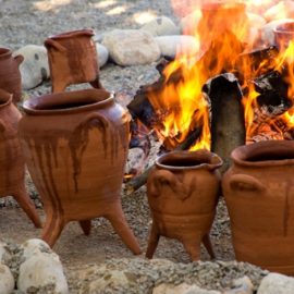 Μερικά από τα σκεύη, μέσα στα οποία θα μαγειρευτούν οι συνταγές