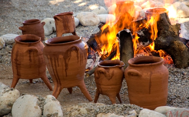 Μερικά από τα σκεύη, μέσα στα οποία θα μαγειρευτούν οι συνταγές