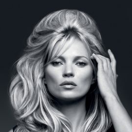 Χάρη στο χάρισμά της, η Kate Moss έχει καταφέρει να την εμπιστεύονται μεγάλοι σχεδιαστές και οίκοι ακόμη και σήμερα, στα 44 της, για "πρόσωπο" των διαφημίσεών τους