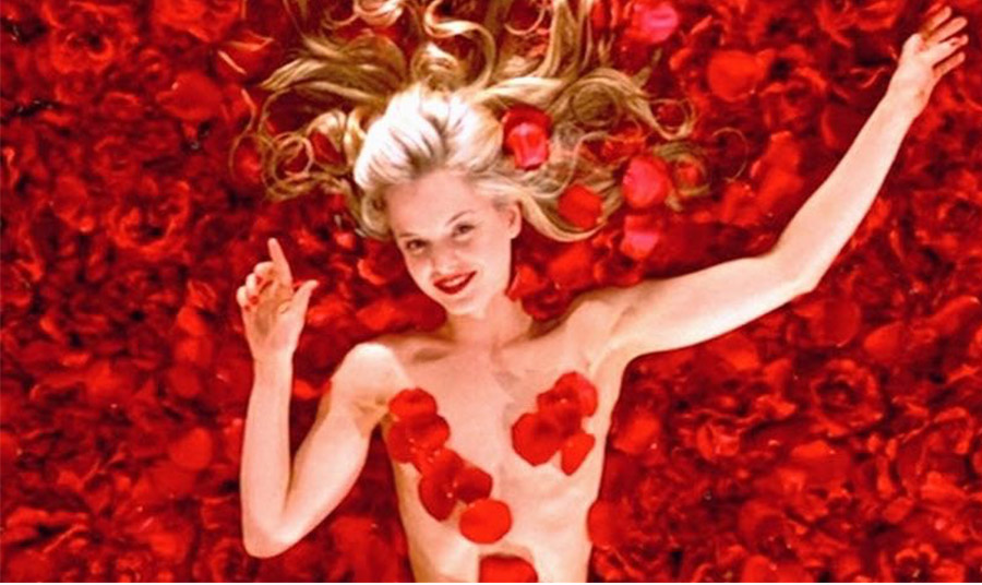 Στην ταινία,  «American Beauty» με την πασίγνωστη σκηνή της γυμνής κοπέλας-πειρασμό να λούζεται από χιλιάδες κόκκινα πέταλα από τριαντάφυλλα, σε μία φαντασίωση του πρωταγωνιστή. 