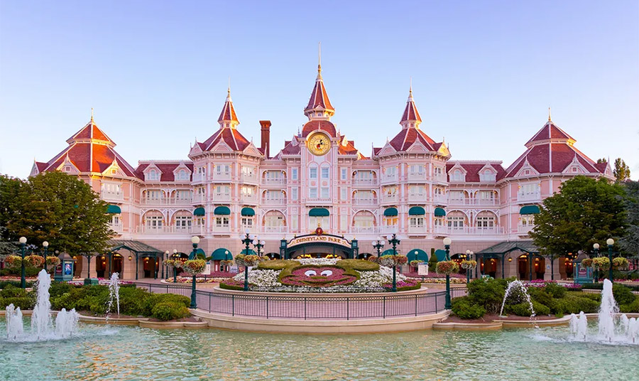 Στο πρόσφατα ανακαινισμένο ξενοδοχείο Disneyland στο Παρίσι, το παραμύθι ξεκινά…