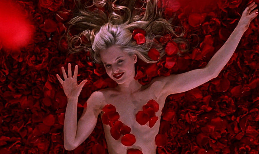 Στην ταινία “American Beauty”, τα τριαντάφυλλα κλέβουν την παράσταση για ακόμα μια φορά δημιουργώντας το ιδανικό φόντο για την πρωταγωνίστρια Mena Suvari