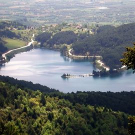 Το φράγμα της τεχνητής λίμνης σε υψόμετρο 900 περίπου μέτρων και ολοκληρώθηκε στα τέλη της δεκαετίας του ΄90