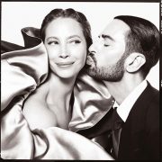 Η Christy Turlington παίρνει ένα ζεστό φιλί από τον Marc Jacobs…