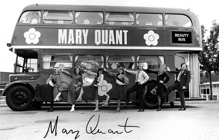 Το λεωφορείο Mary Quant  που προωθούσε το λογότυπο με το εμβληματικό μαυρόασπρο μοτίφ με τη μαργαρίτα το 1971