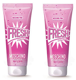 Η νέα σειρά Moschino Pink Fresh Couture περιλαμβάνει επίσης αισθησιακό αφρόλουτρο και Body Lotion τα οποία ενυδατώνουν την επιδερμίδα αφήνοντάς την απαλά αρωματισμένη.