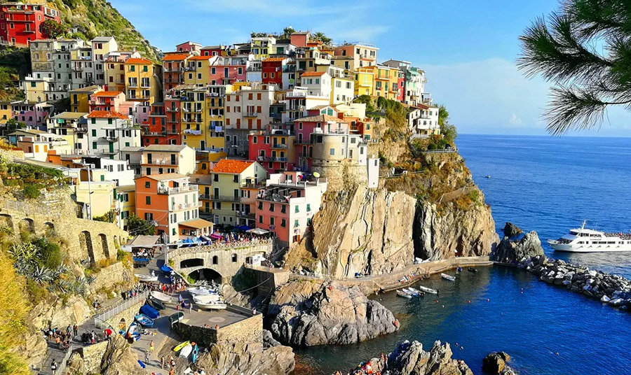 Τα χωριά στις Cinque Terre είναι πραγματικά σαν να κρέμονται πάνω στους βράχους, όπως η Manarola PHOTO TOURISM CINQUE TERRE