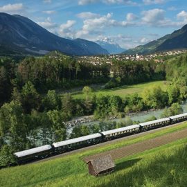 Το Venice Simplon-Orient-Express δεν είναι ένα οποιοδήποτε τρένο! Είναι ένα αρ ντεκό αριστούργημα πάνω σε ράγες, που δεν έχει πάψει να κεντρίζει τη φαντασία των απανταχού κοινών θνητών