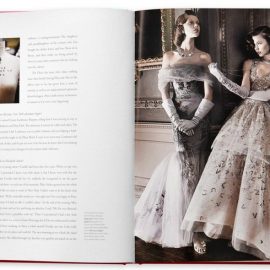 Στις σελίδες του βιβλίου «The Style, Inspiration, and Life of Oscar de la Renta», εκδόσεις Assouline, ξεδιπλώνεται η ζωή και η δημιουργικότητα του σπουδαίου σχεδιαστή και η αίσθηση του στιλ του