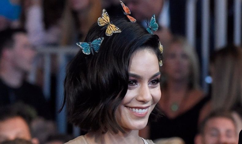 Η Vanessa Hudgens εμφανίστηκε με ένα «σμήνος» κοκαλάκια-πεταλούδες στα βραβεία μουσικής Billboard 2017