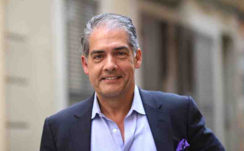 Ο Philip Kerr  λέει για τον πρωταγωνιστή του, τον ιδιωτικό ντετέκτιβ Bernie Gunther: «Είναι πολύ συναισθηματικός. Αλλά και πολύ κυνικός. Είναι σαν εμένα! Περίπλοκος»