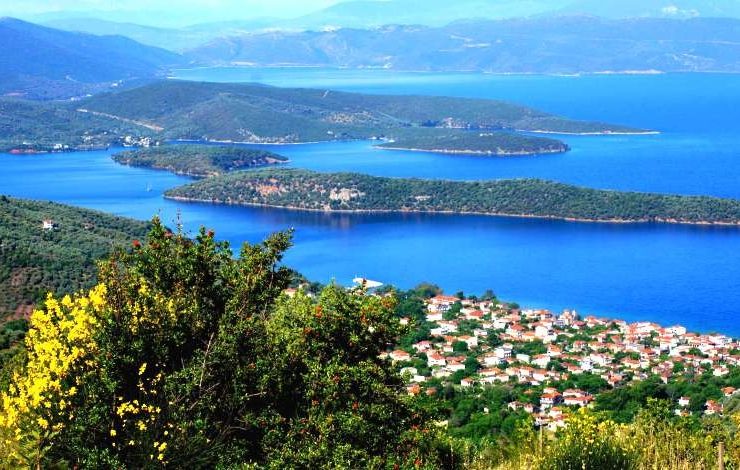 Η υπέροχη θέα από το γραφικό χωριό Λαύκος πνιγμένο στο πράσινο και τα γαλανά νερά του Παγασητικού