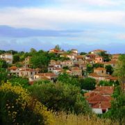 Το παραδοσιακό χωριό προσφέρει πολλές εκδοχές για βόλτες στο βουνό και πρόσβαση στη θάλασσα