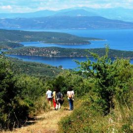 Ακολουθώντας το πεζοπορικό μονοπάτι από τον Λαύκο στη Μηλίνα, η θέα που απολαμβάνεις είναι μαγευτική!