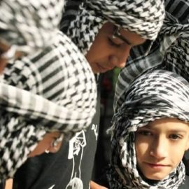 Αυθεντικό keffiyeh σε αγόρια της Παλαιστίνης