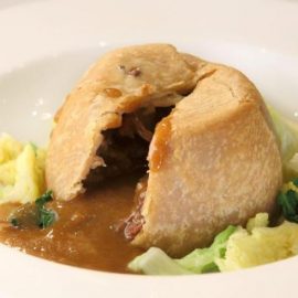 Η αγαπημένη πίτα Steak & Kidney Pie, από τα παραδοσιακά πιάτα της βρετανικής κουζίνας που σερβίρονται εδώ