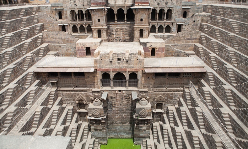 Τα συμμετρικά σκαλοπάτια του Chand Baori και οι λαξευμένες διπλές σκάλες σε βάθος 30 μ., όπου σχηματίζεται μία «πισίνα» από σμαραγδένια νερά