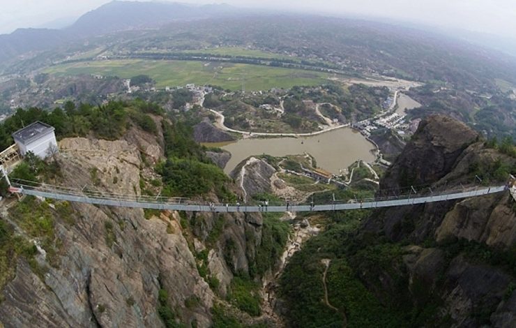 Η γυάλινη κρεμαστή γέφυρα στην επαρχία Γιουνάν της Κίνας